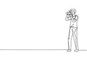 dessin d'une seule ligne heureux photographe professionnel prenant des photos à l'aide d'un appareil photo reflex numérique. jeune personnage masculin tirant à l'aide d'un appareil photo à objectif. illustration vectorielle graphique de conception de ligne continue moderne vecteur