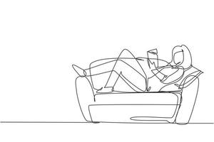 une seule ligne dessinant une jeune femme allongée sur un canapé et lisant un livre à la maison. livre de lecture féminin. auto-éducation, études à distance, concept relaxant. ligne continue dessiner illustration vectorielle de conception vecteur