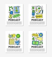 cartes avec lettrage et icônes de podcast de couleur doodle, y compris notes, tablette, casque, microphone, enregistreur vocal, bouton de lecture, haut-parleur, bulle de parole, etc. isolés sur fond gris. vecteur
