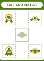 couper et assortir des parties de badge de trèfle, jeu pour enfants. illustration vectorielle, feuille de calcul imprimable vecteur