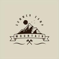 aventure en montagne camping logo vector illustration vintage modèle icône graphisme. signe ou symbole de voyage en plein air pour le concept de tourisme avec axes croisés dans la typographie de style rétro