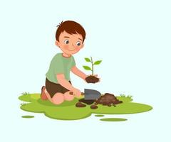 mignon petit garçon avec une pelle plantant de jeunes plants d'arbres dans le jardin vecteur