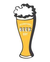 journée internationale de la bière. verre de bière avec bouchon en mousse dans le dessin à la main de style doodle. élément de design vectoriel pour la journée internationale de la bière.