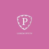 modèle de conception de logo initial de lettre p. illustration de bouclier floral décoratif argenté de luxe. adapté aux produits d'assurance, de mode et de beauté. isolé sur fond de couleur rose. vecteur