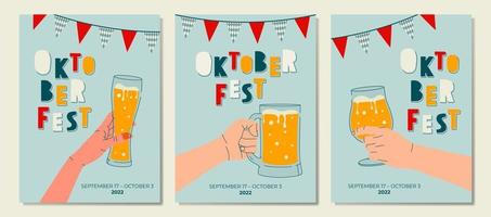 mains tenant un verre de bière. ensemble de modèles de conception de bannières pour l'oktoberfest. modèles colorés pour affiche, bannière, première page de magazine, dépliant, dépliant commercial. cartes conceptuelles de promotion. vecteur