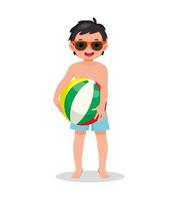 mignon petit garçon avec maillot de bain et lunettes de soleil tenant un ballon de plage gonflable s'amusant en été vecteur