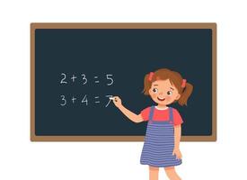 jolie petite fille étudiante écrivant avec une solution d'équation mathématique à la craie sur le tableau noir devant la classe vecteur