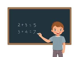 mignon petit garçon étudiant écrit avec une solution d'équation mathématique à la craie sur le tableau noir devant la classe vecteur