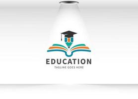 modèle de conception de logo d'éducation. livre ouvert avec crayon et chapeau de graduation isolé sur fond blanc. élément de conception de logo vectoriel pour l'éducation. école. cours