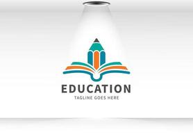 modèle de conception de logo d'éducation. livre ouvert avec un crayon isolé sur fond blanc .élément de conception de logo vectoriel pour l'éducation. école. cours