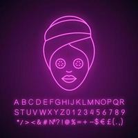 icône de néon de procédure de spa. femme avec masque facial au concombre. signe lumineux avec alphabet, chiffres et symboles. illustration vectorielle isolée vecteur