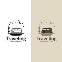 voyager en camping-car. aventure, voiture ancienne, loisirs de plein air, aventures dans la nature, vacances. illustration vectorielle au design plat. vecteur