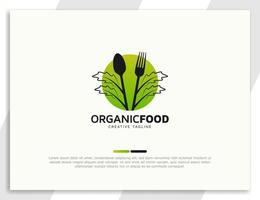 concept de conception de logo d'aliments biologiques avec des feuilles, une fourchette et une cuillère vecteur