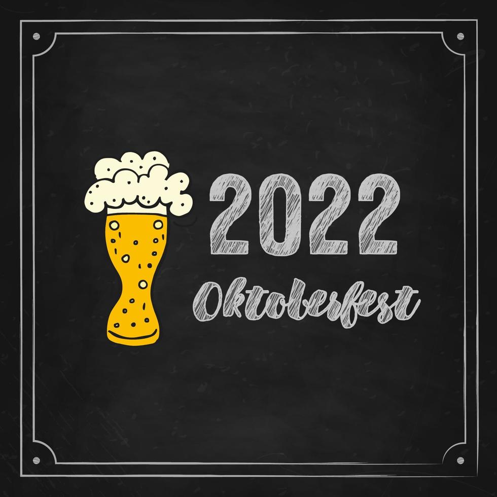 oktoberfest 2022 - festival da cerveja. elementos de doodle desenhados à mão. feriado tradicional alemão. caneca de vidro de cerveja em um quadro de giz preto com letras. vetor