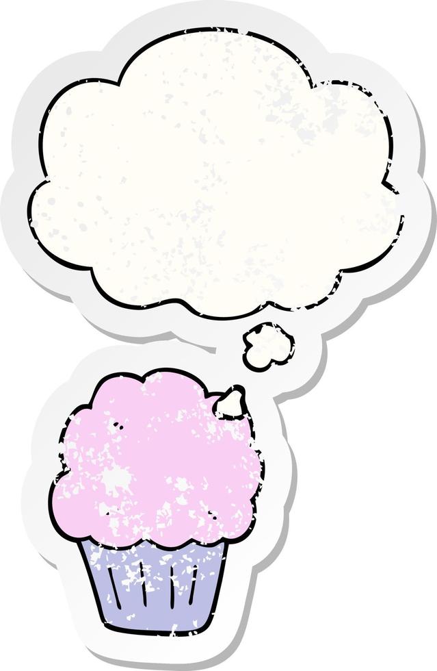 cupcake de desenho animado e balão de pensamento como um adesivo desgastado vetor