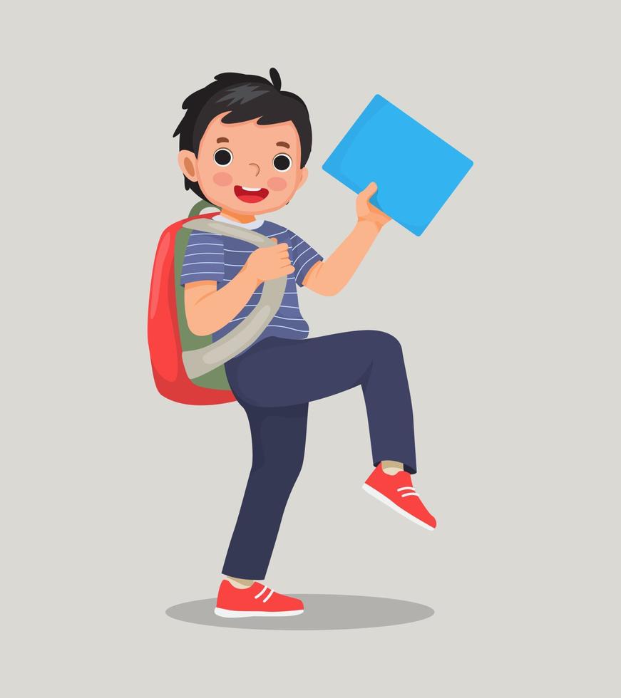 estudante menino bonitinho com mochila segurando livro e caneta andando se sentindo animado por estar de volta à escola vetor
