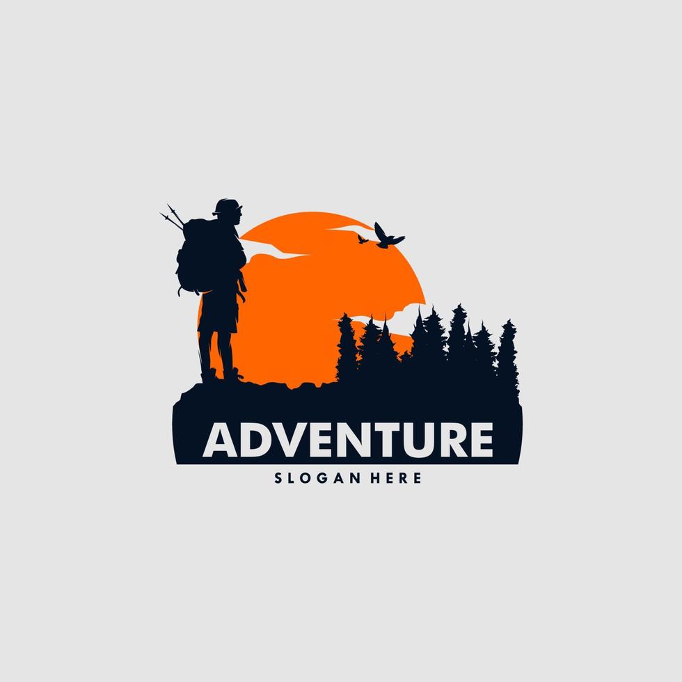 design de logotipo de montanha de homem de aventura vetor