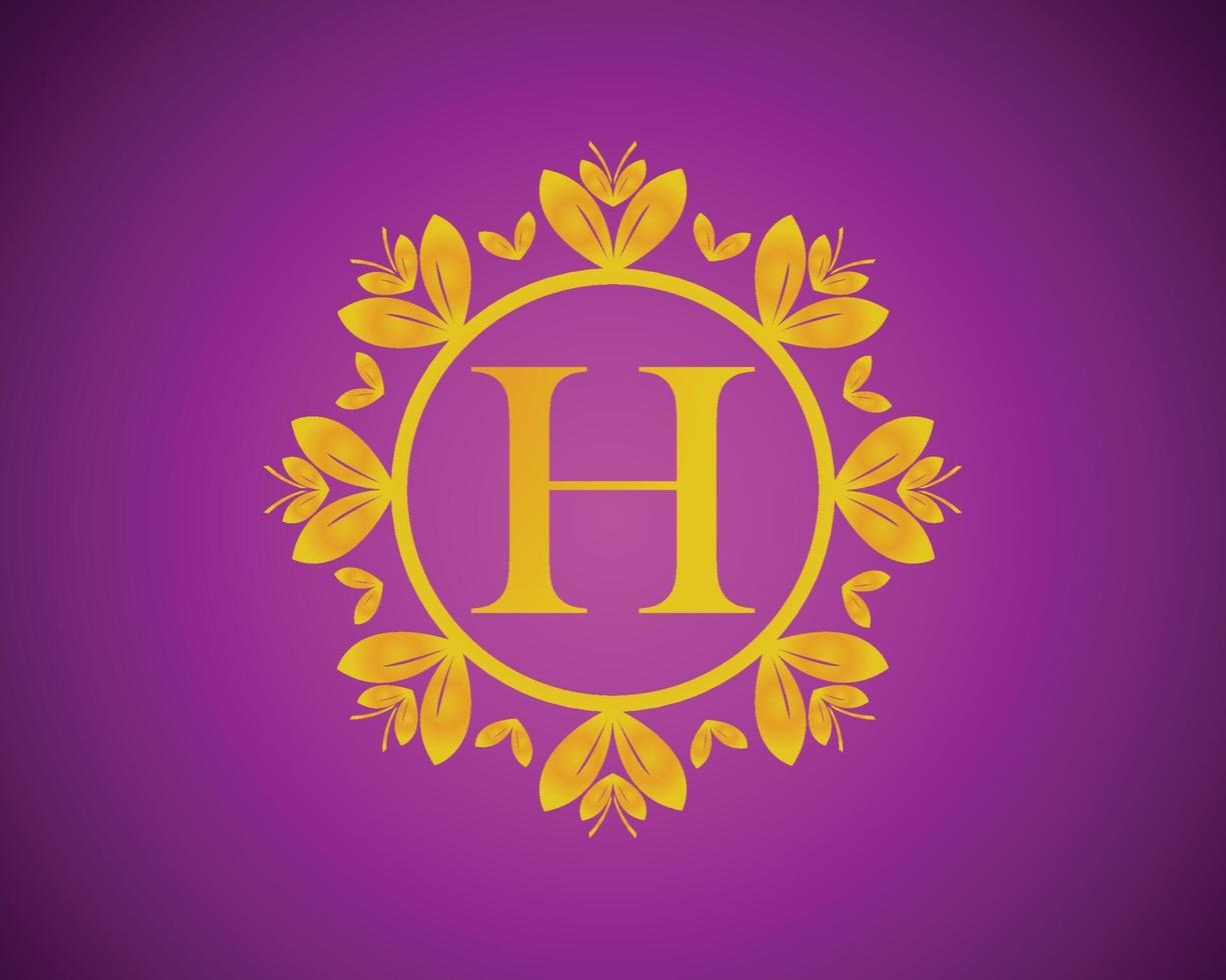 alfabeto h design de logotipo de luxo com gradação de cor dourada e círculo de folha de ouro adequado para banho, hotel, beleza e higiene. contra um fundo de veludo violeta. vetor