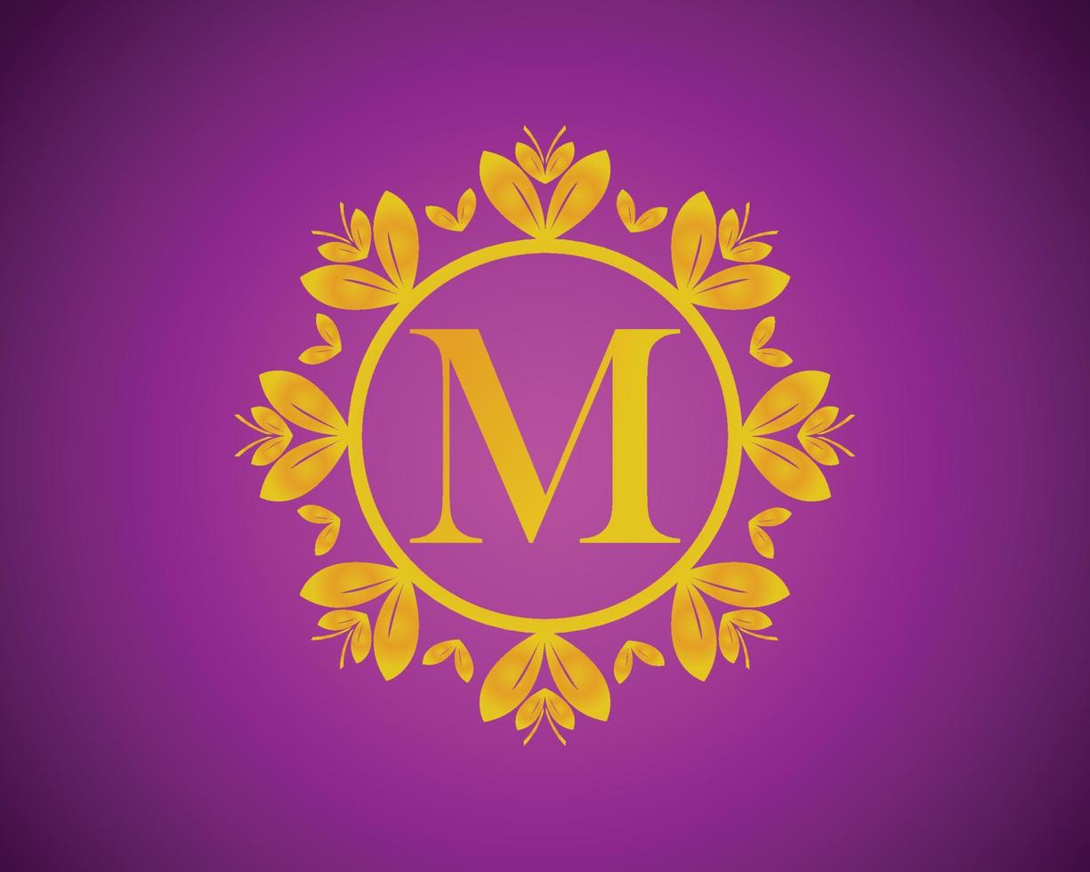 alfabeto m design de logotipo de luxo com gradação de cor dourada e círculo de folha de ouro adequado para banho, hotel, beleza e higiene. contra um fundo de veludo violeta. vetor