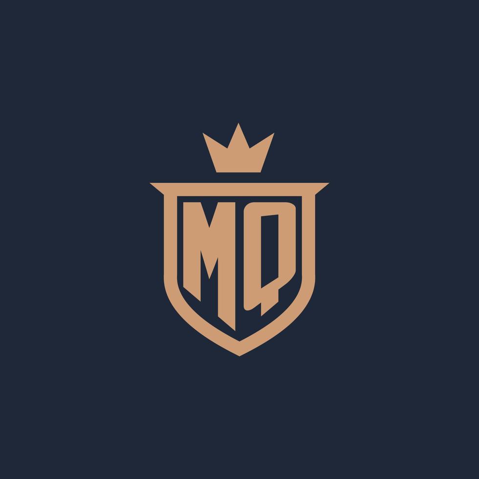 logotipo inicial do monograma mq com estilo de escudo e coroa vetor