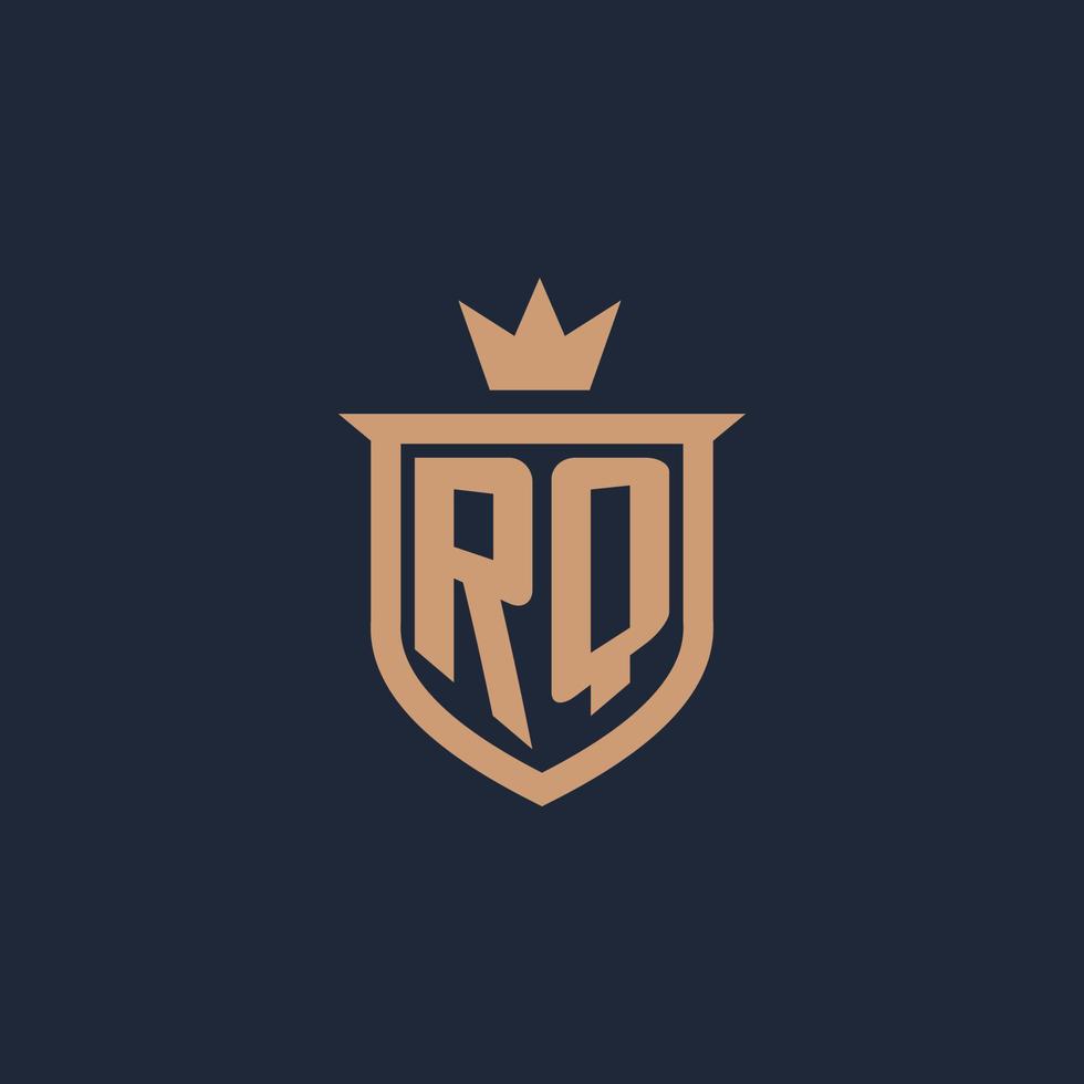 rq logotipo inicial do monograma com estilo de escudo e coroa vetor