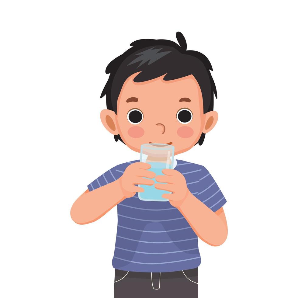 menino bonitinho sentindo sede beber um copo de água vetor