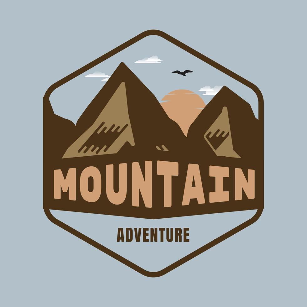 distintivo de aventura de montanha desenhado à mão vintage, perfeito para logotipo, camisetas, vestuário e outras mercadorias 4 vetor