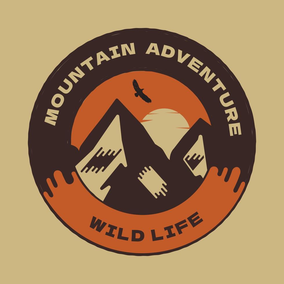 distintivo de vida selvagem de aventura de montanha desenhada à mão vintage, perfeito para logotipo, camisetas, vestuário e outras mercadorias vetor