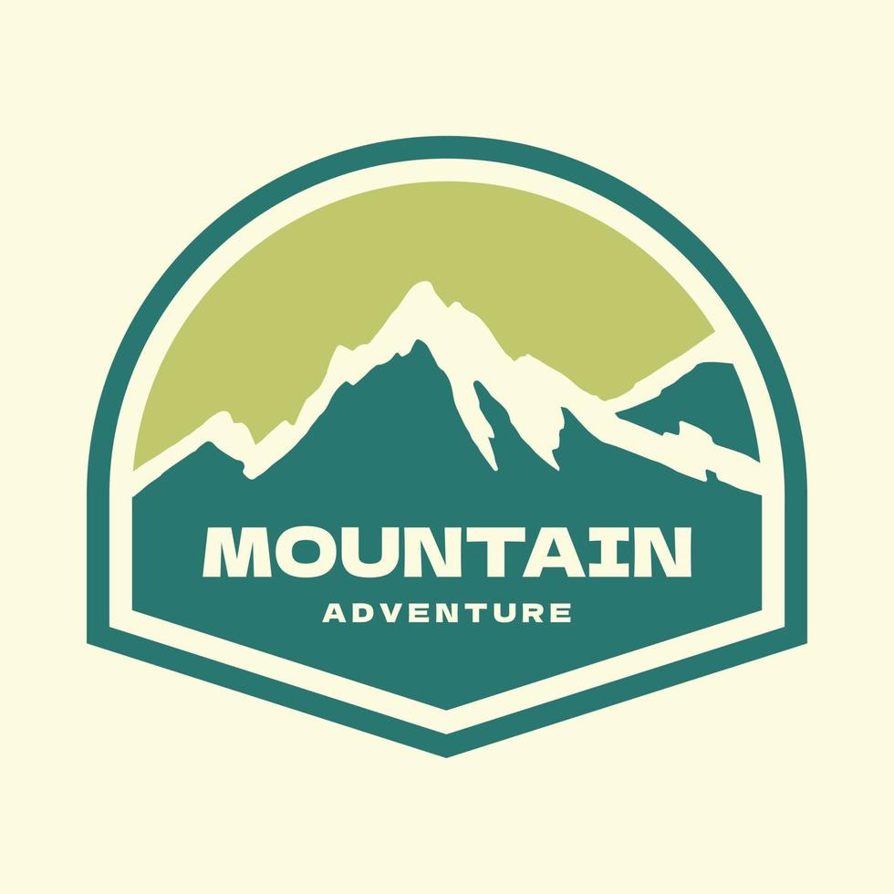 distintivo de aventura de montanha desenhado à mão vintage, perfeito para logotipo, camisetas, vestuário e outras mercadorias 3 vetor