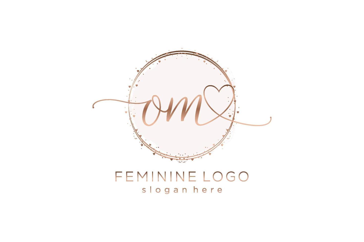 logotipo de caligrafia inicial om com logotipo de vetor de modelo de círculo de casamento inicial, moda, floral e botânico com modelo criativo.