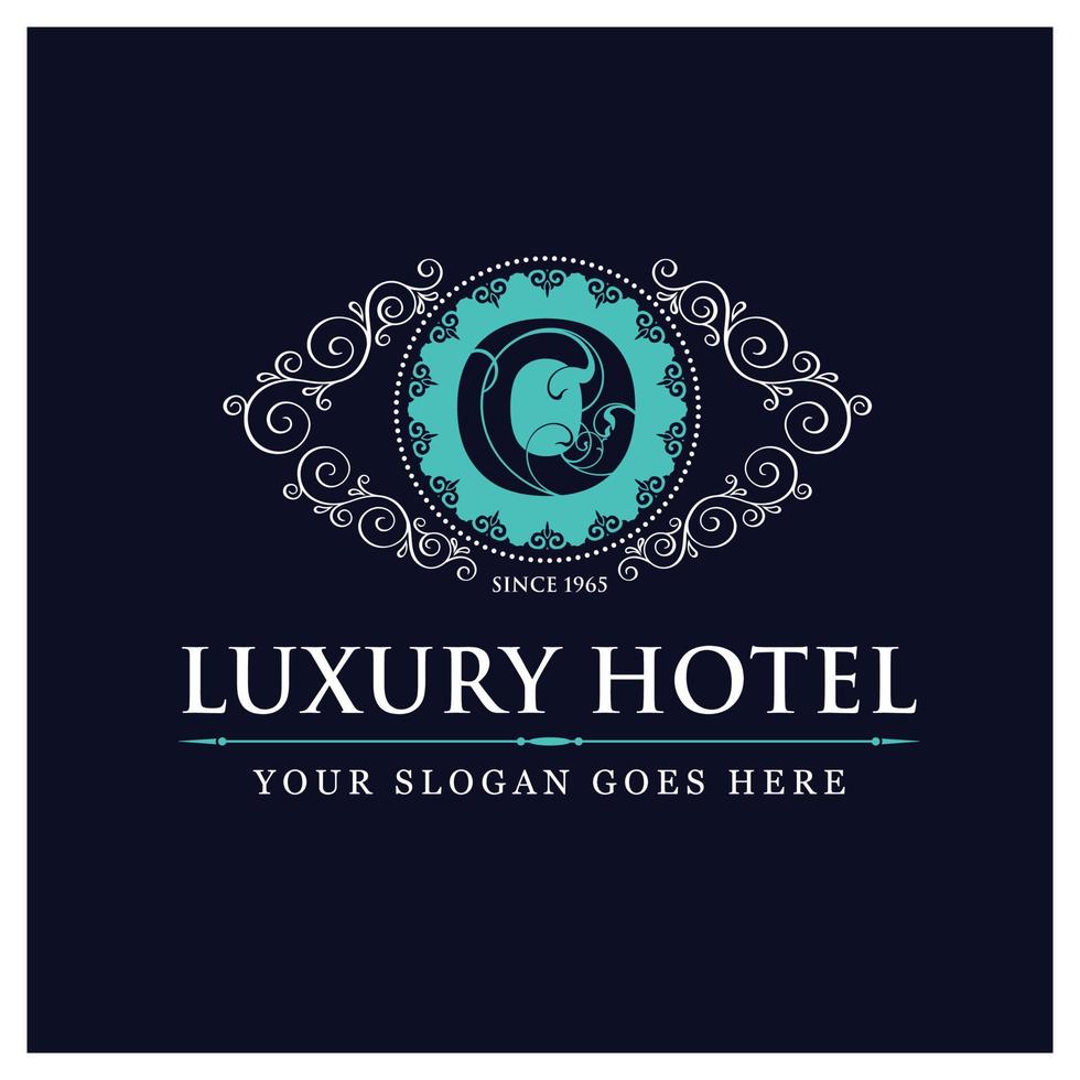 design de hotel de luxo com logotipo e vetor de tipografia