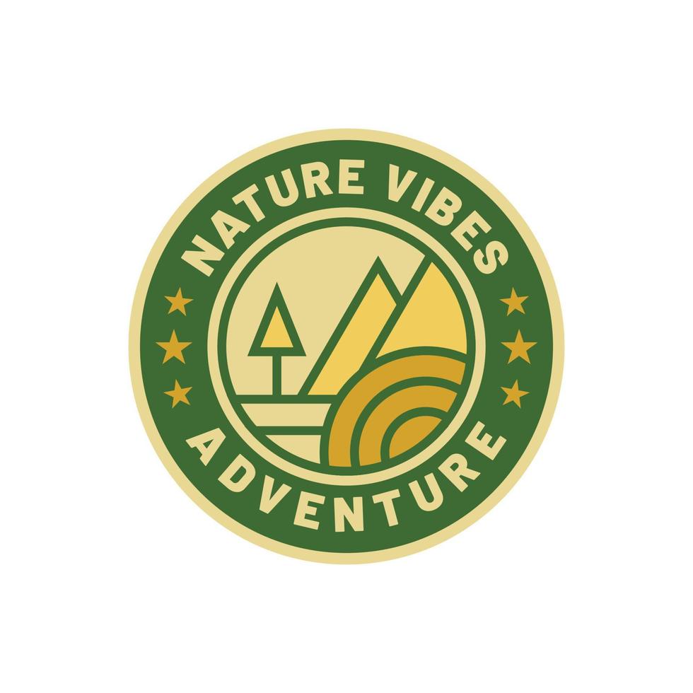 ilustração em vetor de distintivo de logotipo de natureza de montanha de aventura vintage, ótimo para adesivos e camisetas de distintivo de design