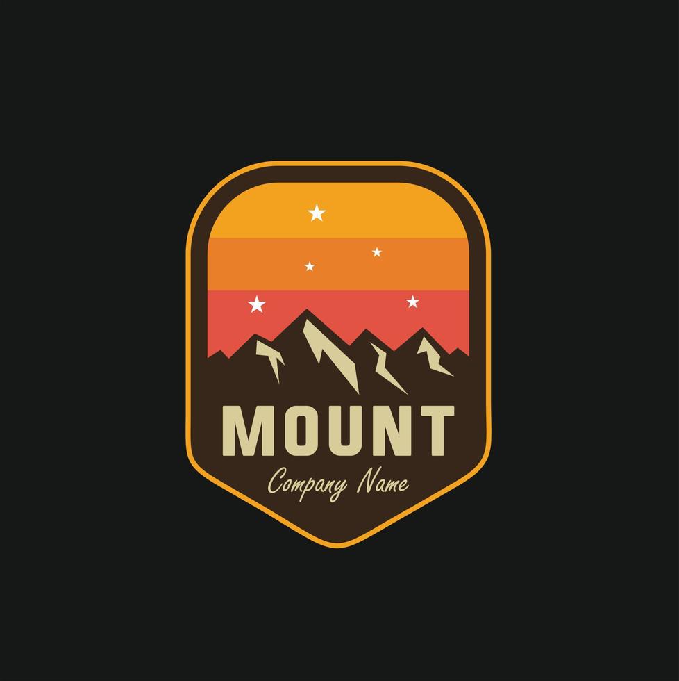 acampamento ao ar livre vintage e distintivo de logotipo de montanha vetor