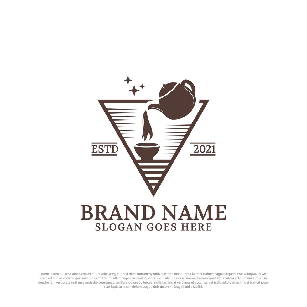 inspiração de design de logotipo de bule e café com estilo vintage e forma de triângulo vetor