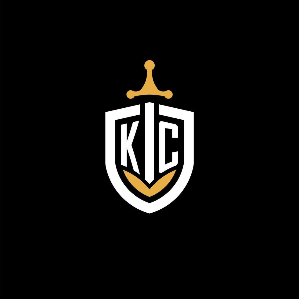 carta criativa kc logo gaming esport com ideias de design de escudo e espada vetor