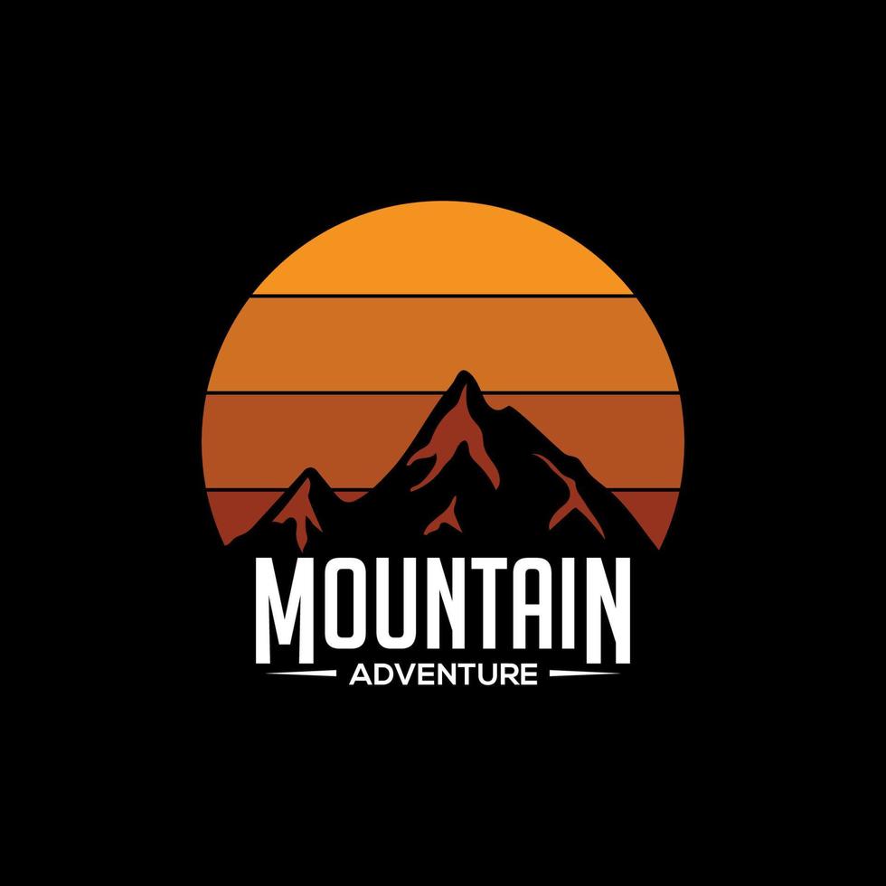 vetor de design de logotipo de aventura na montanha, ilustração gráfica ao ar livre do pôr do sol com silhueta de pico