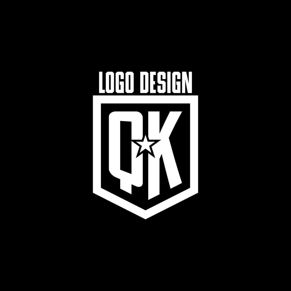 logotipo de jogo inicial qk com escudo e design de estilo estrela vetor