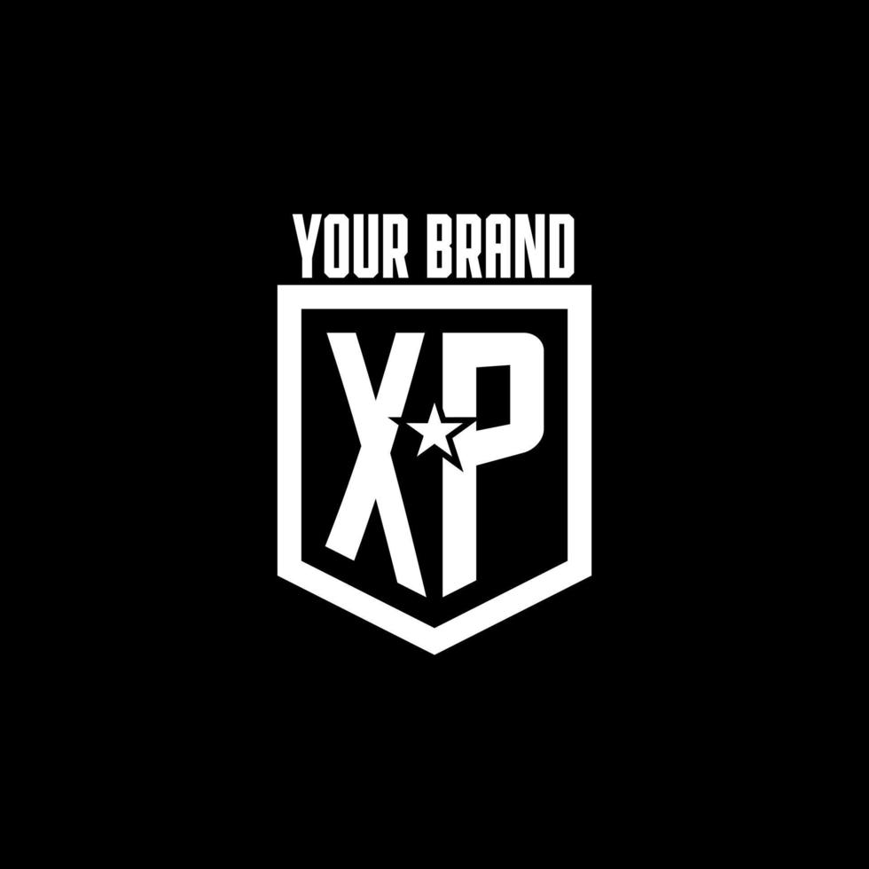 logotipo de jogo inicial xp com escudo e design de estilo estrela vetor