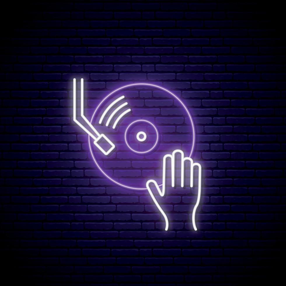 sinal de vinil neon. dj mão no mixer de som de vinil. emblema de música dj em estilo neon. ilustração vetorial. vetor