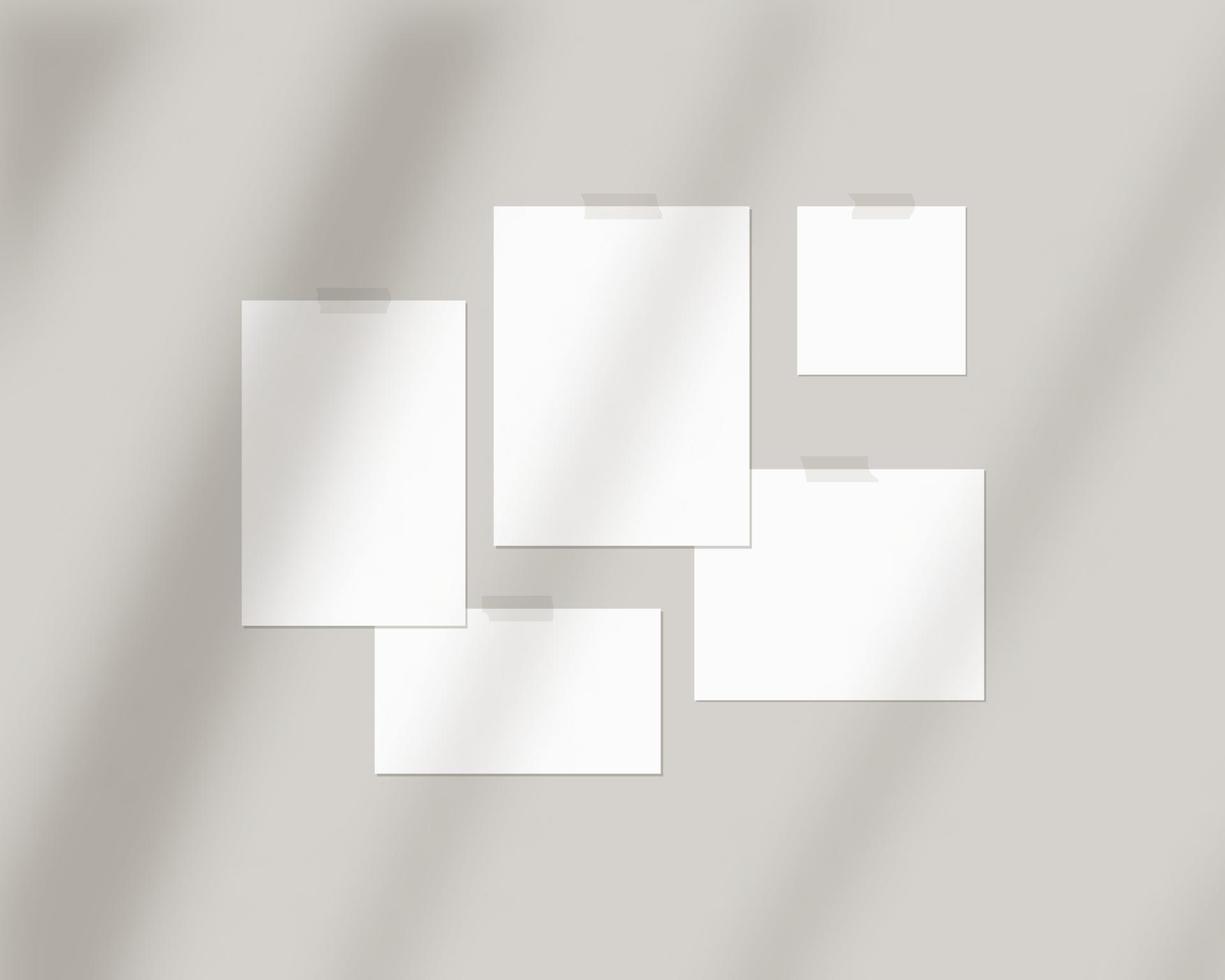 modelo de maquete de placa de humor. folhas vazias de papel branco na parede com sobreposição de sombra. vetor de maquete isolado. design de modelo. ilustração vetorial realista.