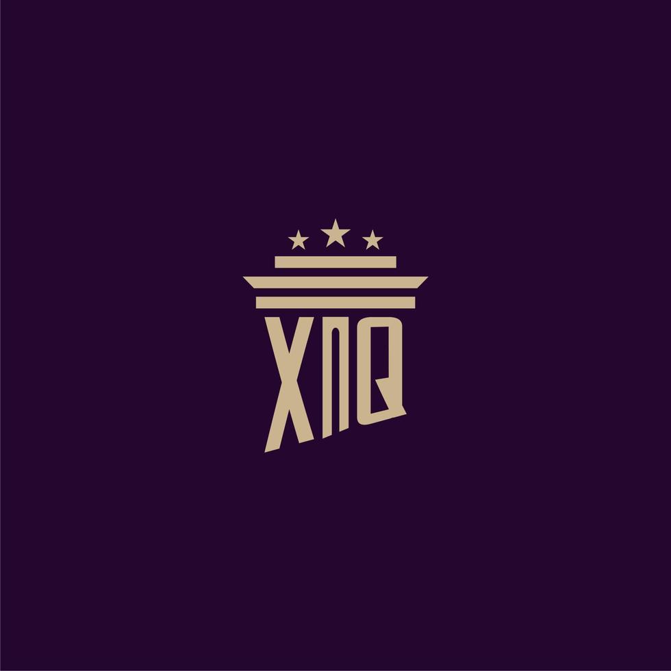 design de logotipo de monograma inicial xq para advogados de escritório de advocacia com imagem vetorial de pilar vetor