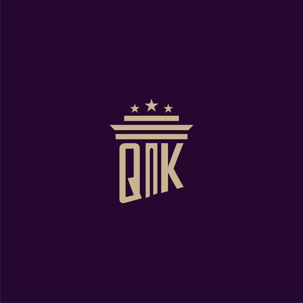 design de logotipo de monograma inicial qk para advogados de escritório de advocacia com imagem vetorial de pilar vetor