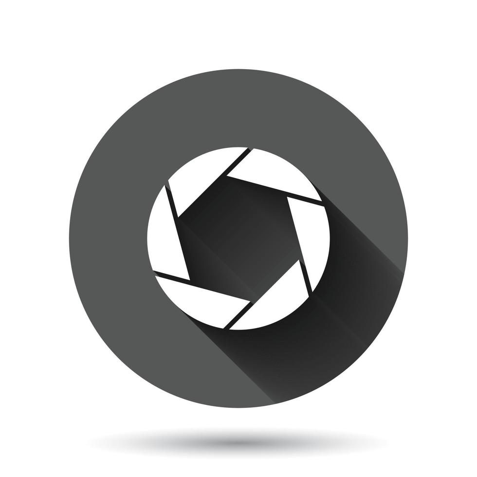 ícone do diafragma da câmera em estilo simples. ilustração vetorial de sinal de lente em fundo redondo preto com efeito de sombra longo. conceito de negócio de botão de círculo de instantâneo de foto. vetor
