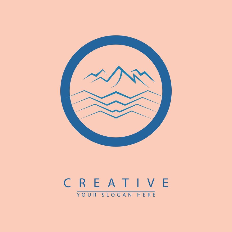 modelo de design de logotipo de ondas do mar com montanhas de cor azul em um círculo. vetor