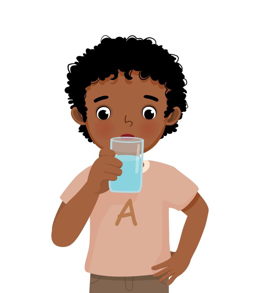 menino africano bonitinho sentindo sede beber um copo de água vetor
