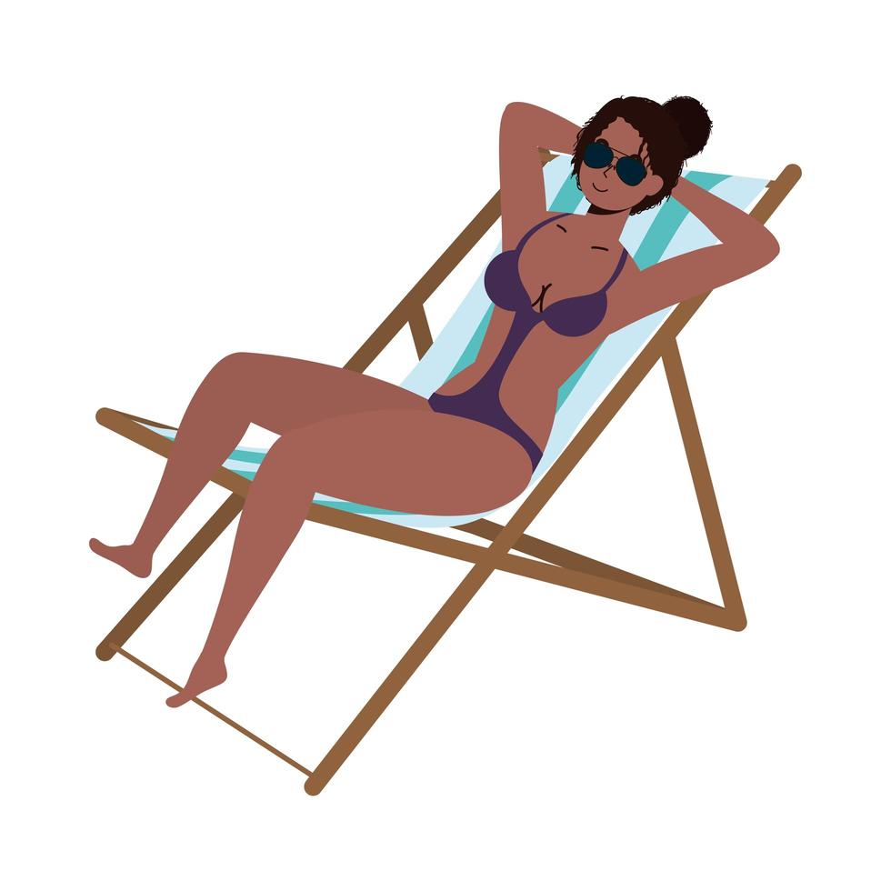linda mulher negra vestindo maiô e sentada em uma cadeira de praia vetor