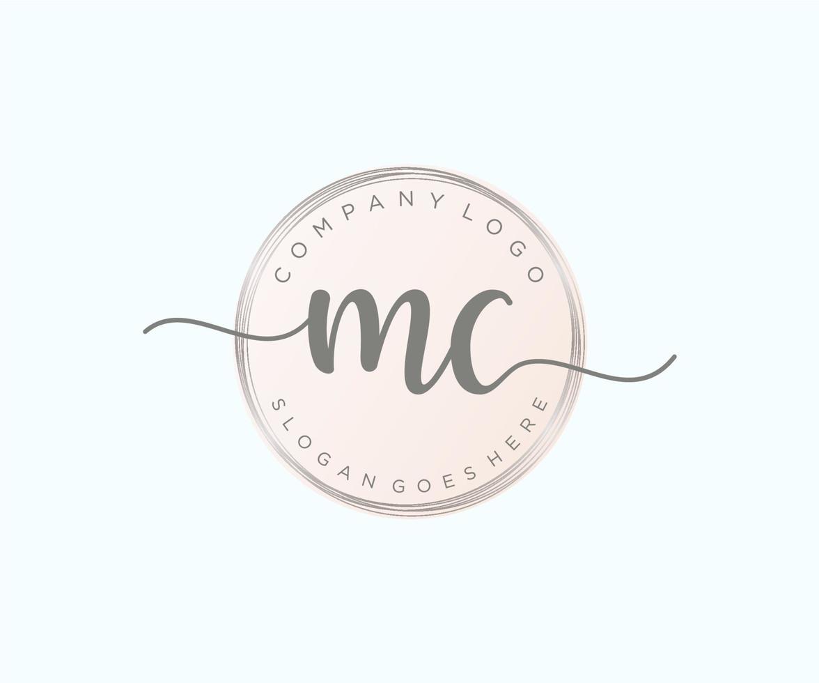 logotipo feminino mc inicial. utilizável para logotipos de natureza, salão, spa, cosméticos e beleza. elemento de modelo de design de logotipo de vetor plana.