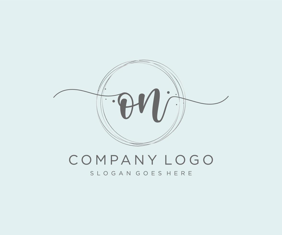 inicial no logotipo feminino. utilizável para logotipos de natureza, salão, spa, cosméticos e beleza. elemento de modelo de design de logotipo de vetor plana.