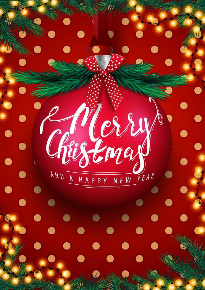 Feliz Natal e Feliz Ano Novo, postal vermelho com uma grande bola de Natal com letras, festão, textura de bolinhas, árvore de Natal e laço vermelho vetor