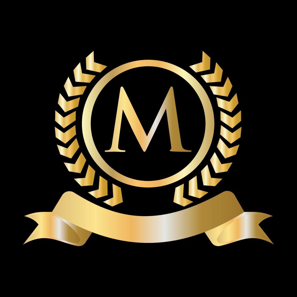 selo, coroa de louros de ouro e fita no conceito de letra m. elemento de logotipo de crista heráldica de ouro de luxo vetor de louro vintage
